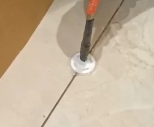 盐湖瓷砖空鼓维修公司专业解答瓷砖在铺贴过程中，如果没有涂抹均匀到位的粘结材料（如水泥砂浆或瓷砖胶），可能会导致以下问题