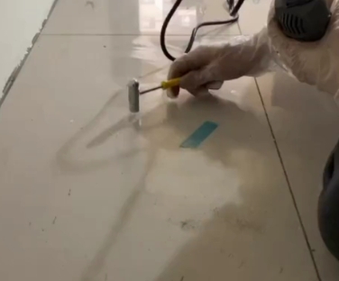 盐湖瓷砖开裂维修公司专业分享瓷砖在铺贴前如果没有沥干水分，将会导致以下问题